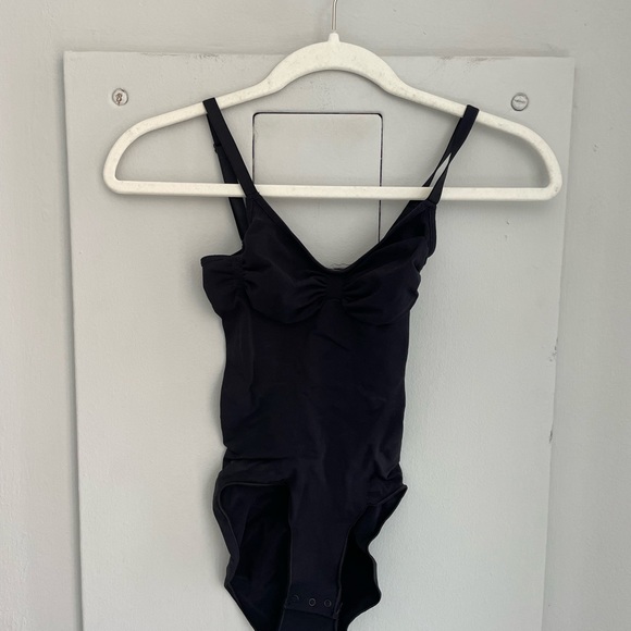 SKIMS Black Seamless Sculpting Bodysuit - Picture 4 of 6